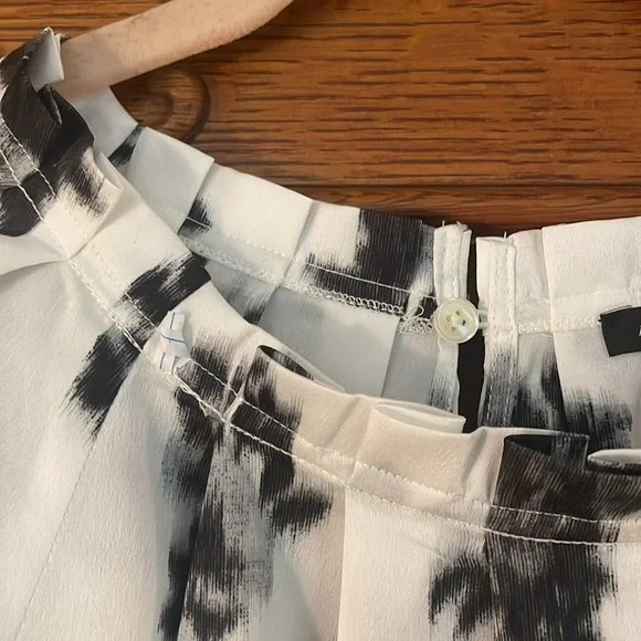 Ann Taylor Black and White Floral Blouse size M - Picture 3 of 6